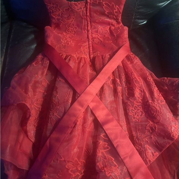 Red dress for 5 year olds. Great for Christmas part - Picture 4 of 4